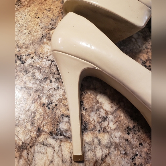 GUESS Tan Heels Size 10 - Picture 9 of 14